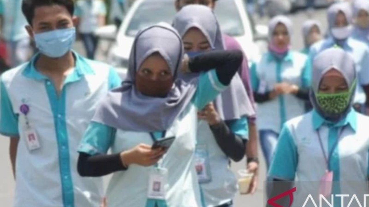 Jelang Idul Fitri, Bupati Karawang Aep Syaepuloh mendesak seluruh perusahaan untuk segera melunasi Pembayaran THR Karawang secara penuh. Dinas Ketenagakerjaan siapkan posko aduan. Simak selengkapnya!