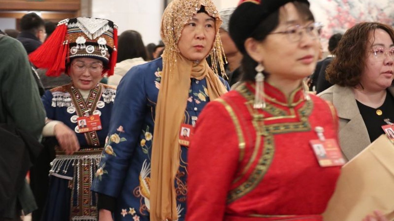 Perdana Menteri Li Qiang membeberkan langkah-langkah strategis China dalam menghadapi dan mengatasi berbagai gejolak ekonomi sepanjang tahun 2025, menegaskan ketahanan pertumbuhan negaranya.