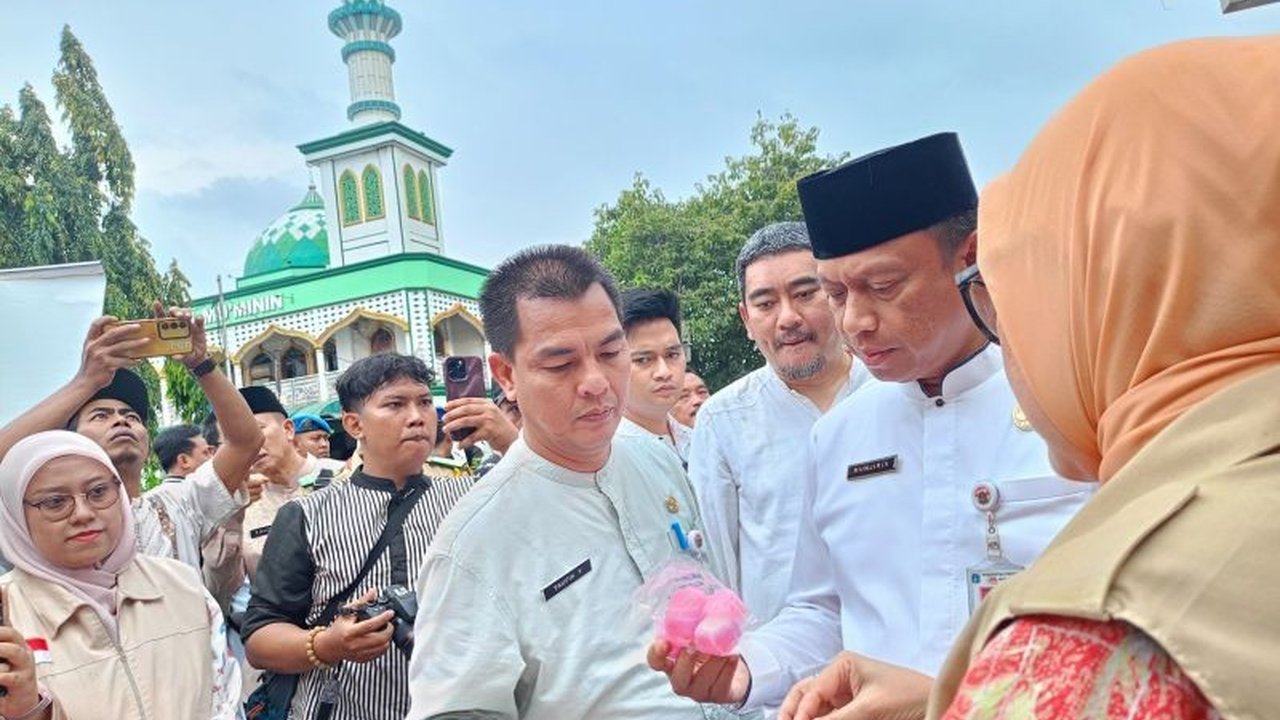 Pemerintah Kota Jakarta Timur (Pemkot Jaktim) bersama Balai Besar Pengawas Obat dan Makanan (BBPOM) Jakarta menemukan pewarna tekstil berbahaya, Rhodamin B, pada takjil kue mangkok di Pasar Rawamangun, memicu penarikan produk dan edukasi keamanan pangan.