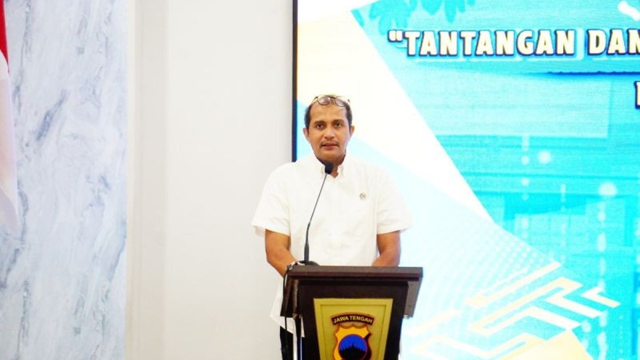 Wakil Menteri Hukum dan Hak Asasi Manusia (Wamenkumham) Edward Omar Sharif Hiariej menegaskan **prioritas sanksi administrasi** harus didahulukan dibanding sanksi pidana, sejalan dengan prinsip ultimum remedium dan perubahan paradigma KUHP baru.