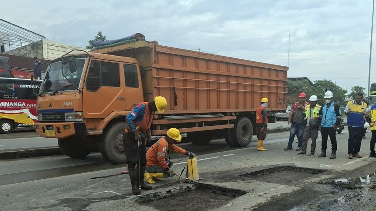 Balai Pelaksanaan Jalan Nasional (BPJN) Lampung mencatat persentase kemantapan jalan nasional di Provinsi Lampung mencapai 92,32 persen pada tahun 2025. Angka ini menunjukkan komitmen BPJN Lampung dalam menjaga kualitas infrastruktur jalan. Simak rincian.