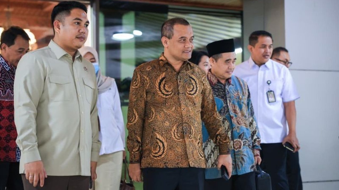 Pemerintah Provinsi Jawa Tengah bersama Kementerian Pelindungan Pekerja Migran Indonesia (KP2MI) intensif memantau kondisi Pekerja Migran Indonesia (PMI) di Timur Tengah, memastikan keamanan dan kesiapan evakuasi jika diperlukan.