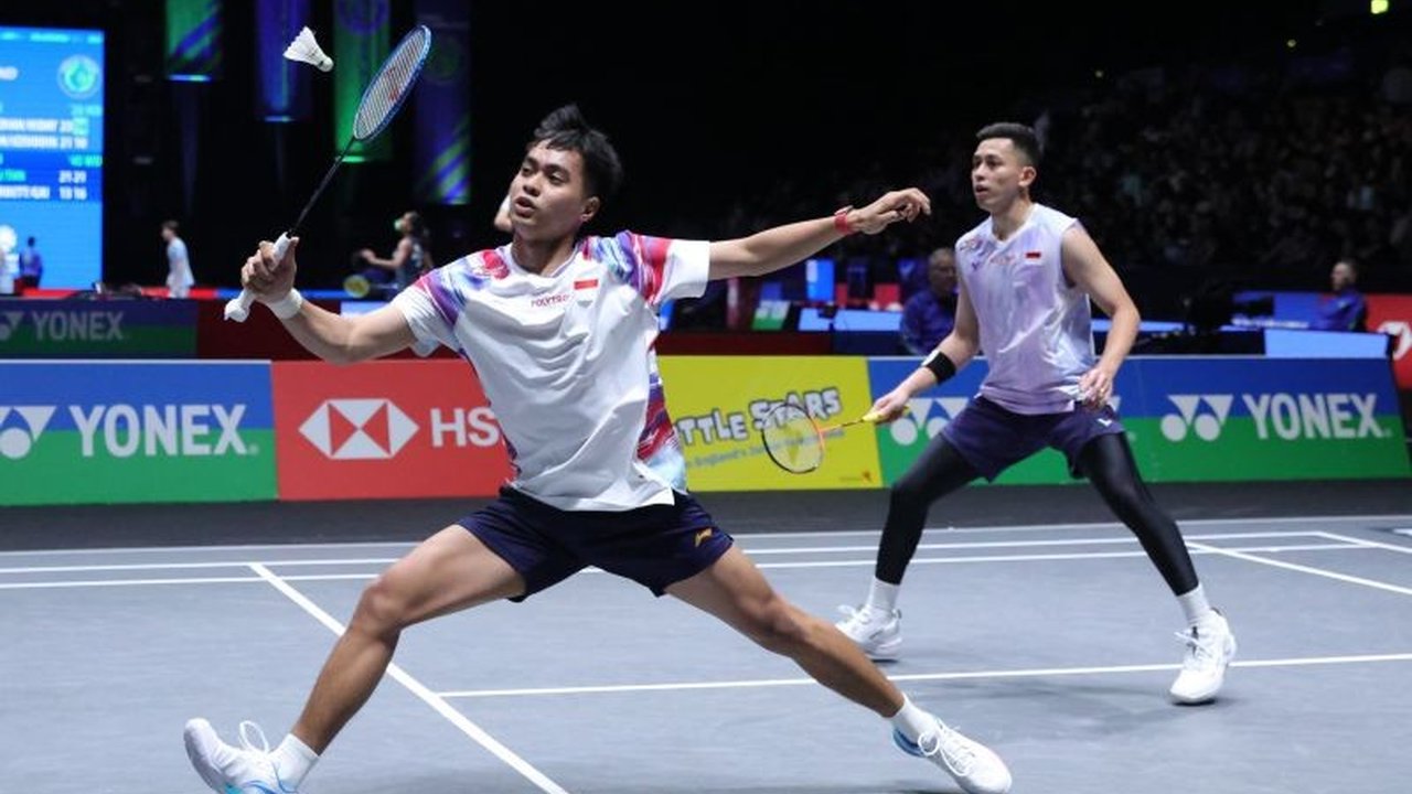 Ganda putra Indonesia, Muhammad Rian Ardianto/Rahmat Hidayat, berhasil melaju ke perempat final All England 2026 berkat fokus pada servis dan pola pembukaan serangan yang efektif. Namun, perjalanan Servis Rian Rahmat di turnamen ini harus terhenti di baba