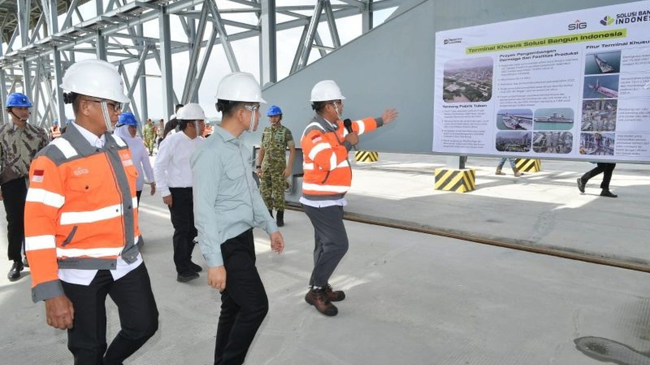 Wakil Presiden Gibran Rakabuming Raka melakukan Kunjungan Gibran ke Tuban, Jawa Timur, untuk meninjau proyek industri dan pasar rakyat, memperkuat ekonomi daerah dan hilirisasi industri.