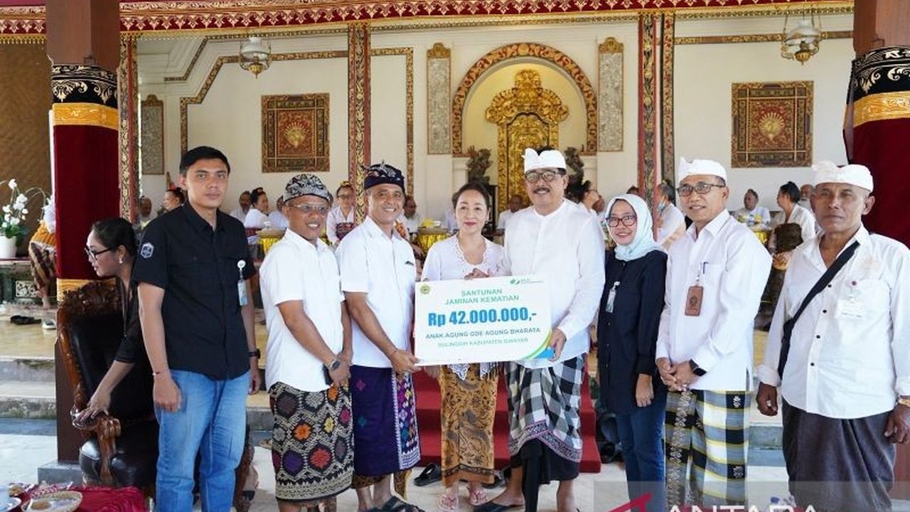 BPJS Ketenagakerjaan menyerahkan santunan Jamsos kepada ahli waris sulinggih mantan Bupati Gianyar, menunjukkan komitmen perlindungan pekerja rentan dan rohaniawan di Bali.