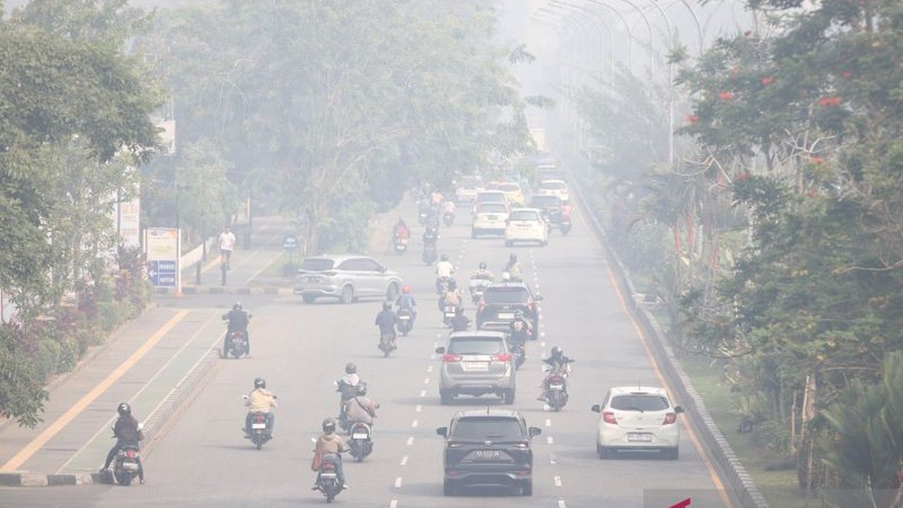 Badan Nasional Penanggulangan Bencana (BNPB) mengeluarkan peringatan dini terkait potensi karhutla yang mulai terdeteksi di beberapa daerah, meski bencana hidrometeorologi masih dominan. Waspada terhadap ancaman baru ini.