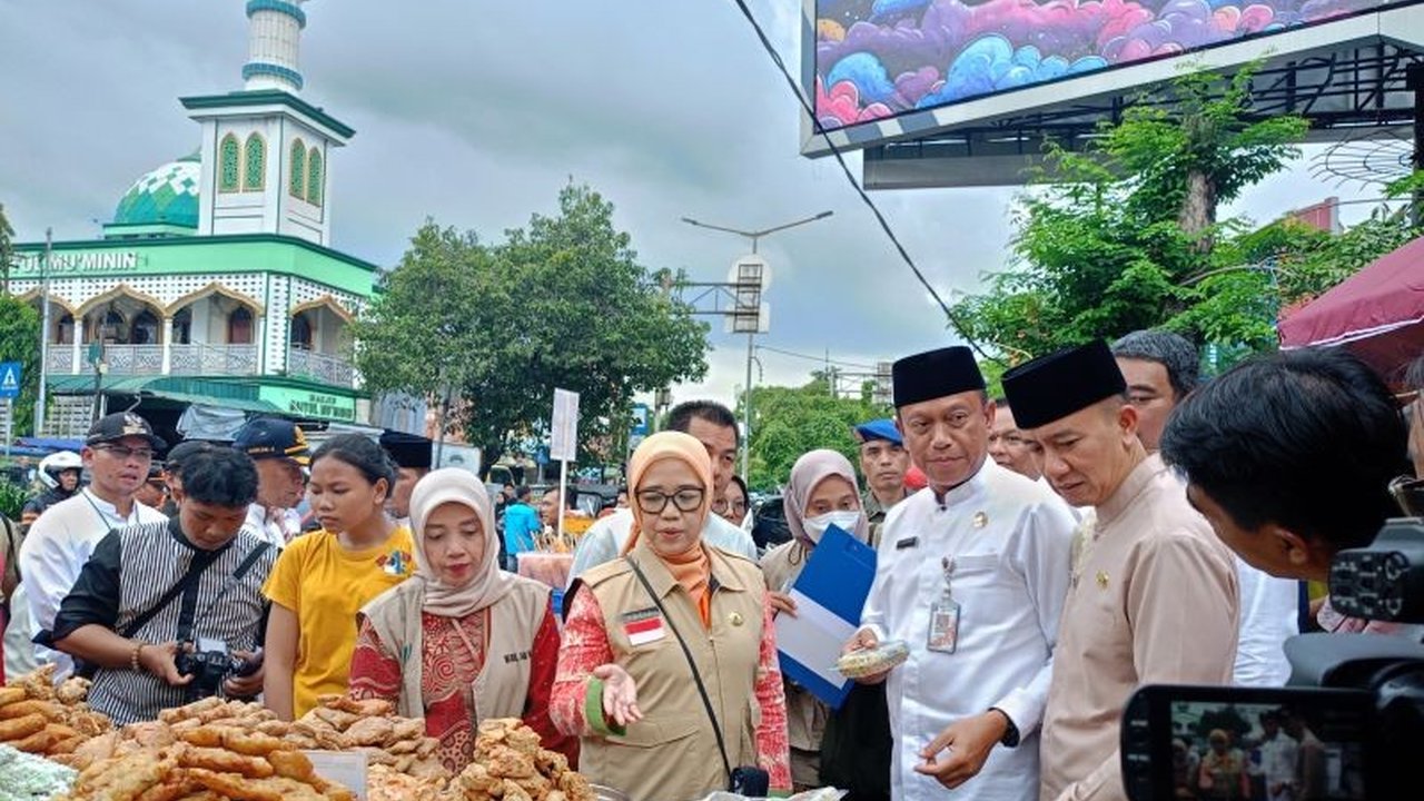 Pemkot Jakarta Timur bersama BBPOM gencar melakukan pengawasan Keamanan Takjil Jakarta Timur di Pasar Rawamangun untuk melindungi masyarakat dari bahan berbahaya selama Ramadan.