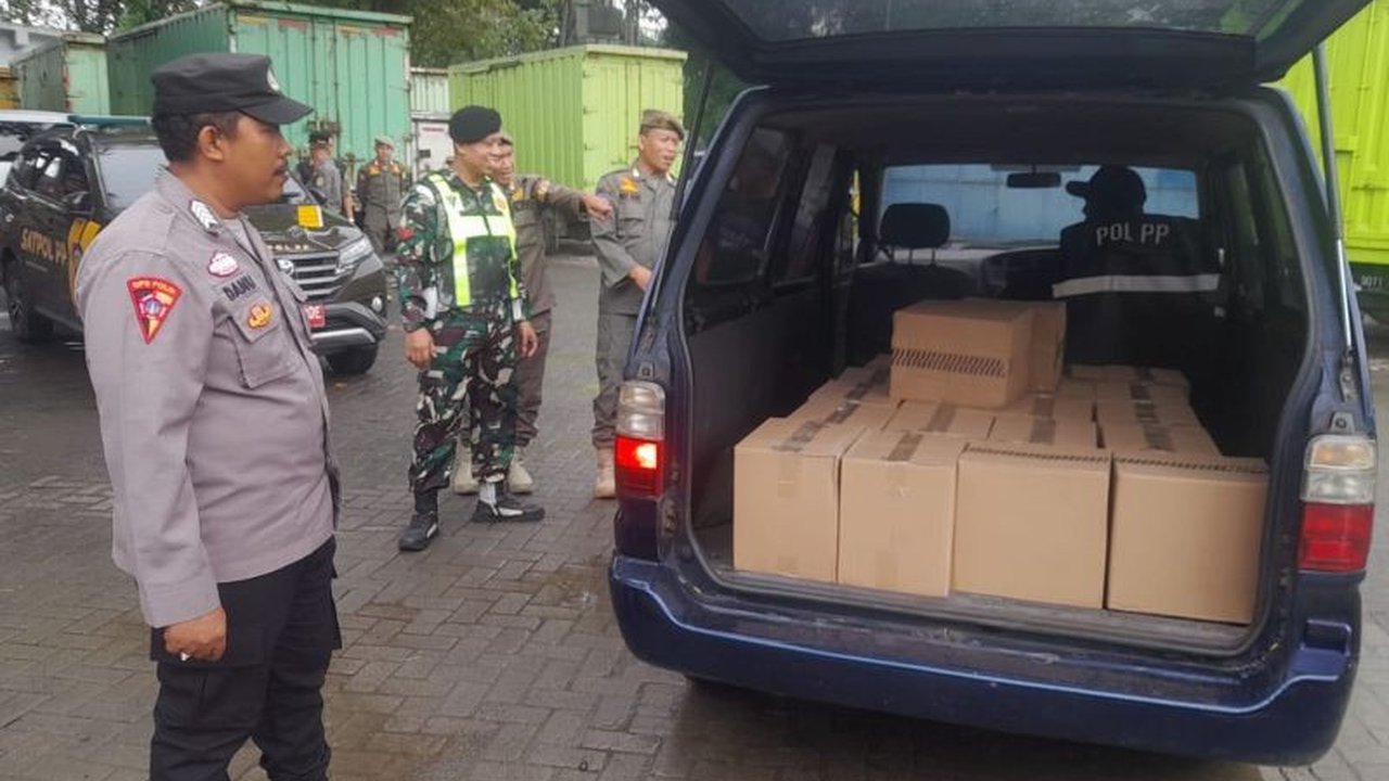 Satpol PP DKI Jakarta berhasil menyita 300 botol minuman beralkohol ilegal dari berbagai merek dalam Operasi Bina Tertib Praja, menegaskan komitmen pengawasan ketat terhadap peredaran minol tanpa izin edar.