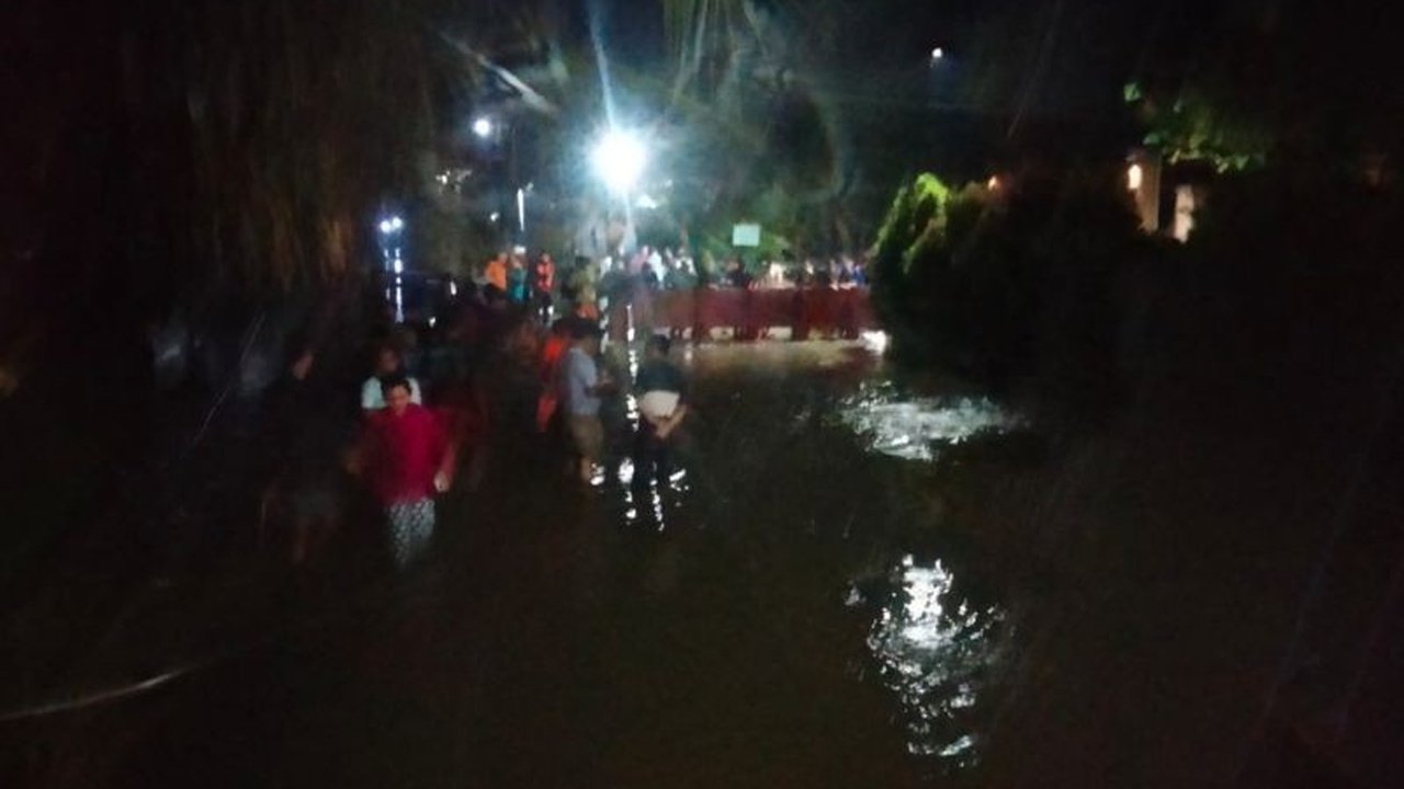Hujan deras dan cuaca ekstrem melanda Kota Bandarlampung, menyebabkan 37 titik banjir Bandarlampung. BPBD Lampung sigap melakukan penanganan dan mengimbau warga tetap waspada.