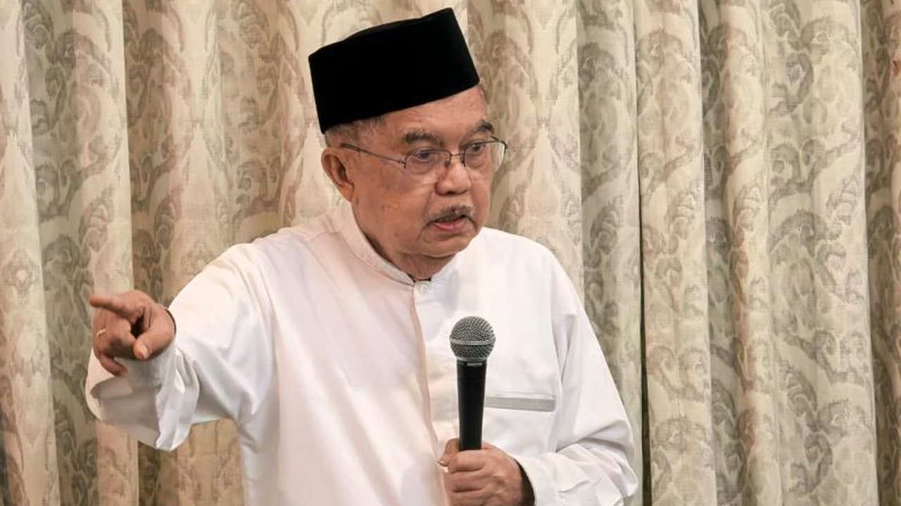 Wakil Presiden ke-10 dan ke-12 RI Jusuf Kalla (JK) menyoroti pentingnya menjaga Stabilitas Ekonomi Indonesia melalui penyesuaian kebijakan di tengah kompleksitas dinamika global dan potensi dampak konflik internasional.
