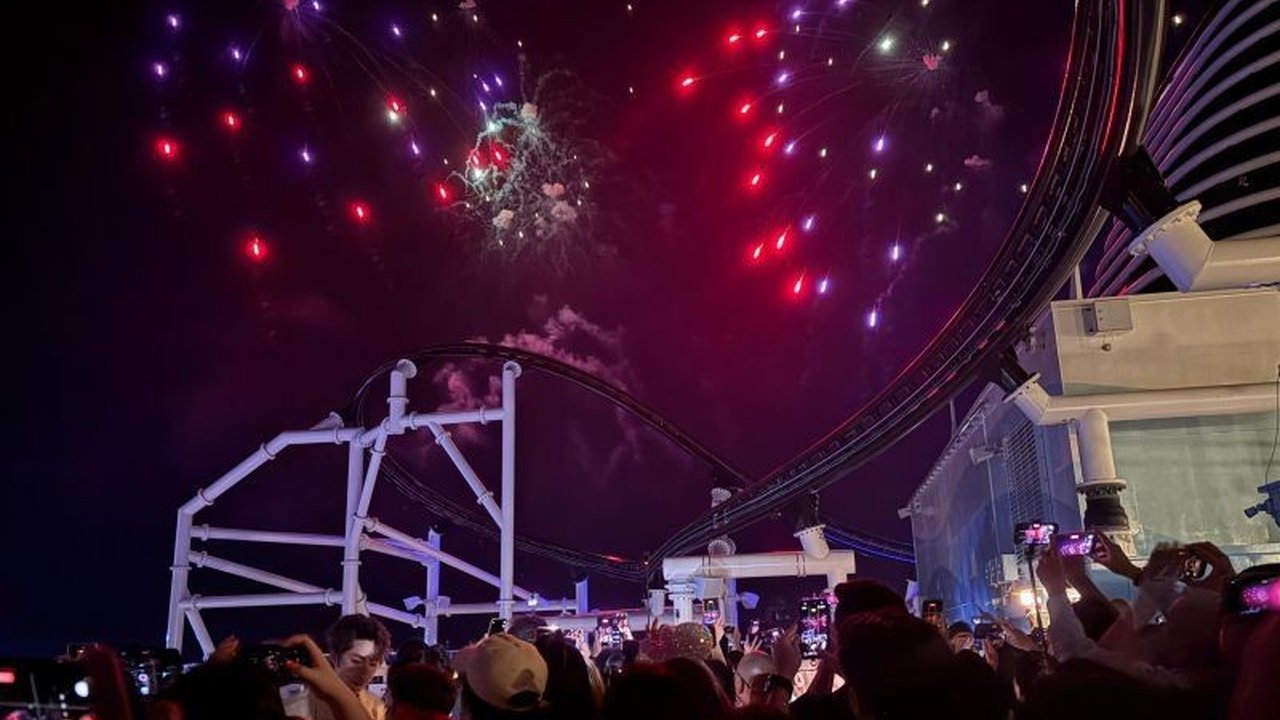 Kapal Disney Adventure memberikan pengalaman tak terlupakan pada pelayaran perdananya dari Singapura, menyuguhkan pesta kembang api spektakuler yang memukau para tamu.