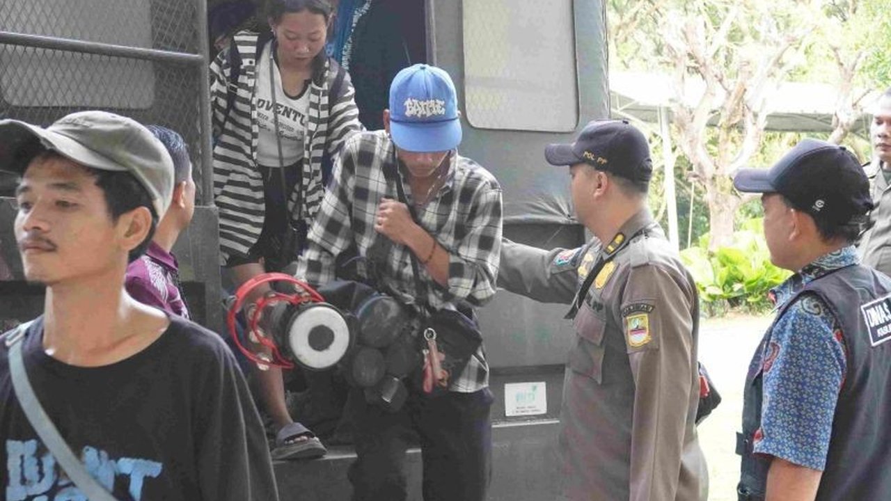 Pemerintah Kabupaten Bekasi menggelar operasi gabungan menertibkan Penyandang Masalah Kesejahteraan Sosial (PMKS) di Cikarang, menjaring 22 individu dan keluarga. Penertiban PMKS Bekasi ini bertujuan untuk memberikan pembinaan serta penanganan humanis.