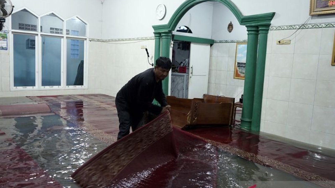 BMKG merilis prakiraan cuaca terbaru untuk kota-kota besar di Indonesia, didominasi hujan ringan hingga lebat. Simak detail potensi hujan di wilayah Anda berdasarkan prakiraan cuaca BMKG.