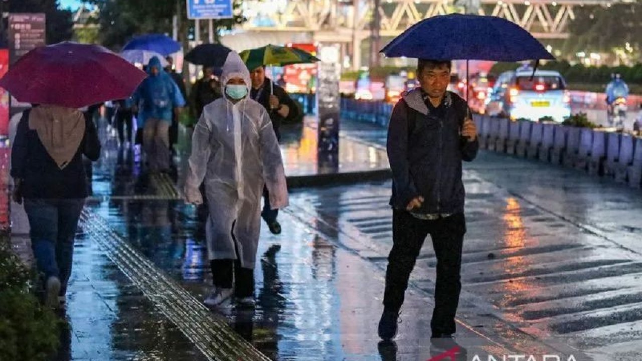 Badan Meteorologi, Klimatologi, dan Geofisika (BMKG) merilis Prakiraan Cuaca Jakarta hari ini, Selasa (3/3). Sebagian wilayah Ibu Kota diprediksi diguyur hujan ringan pada siang hari.