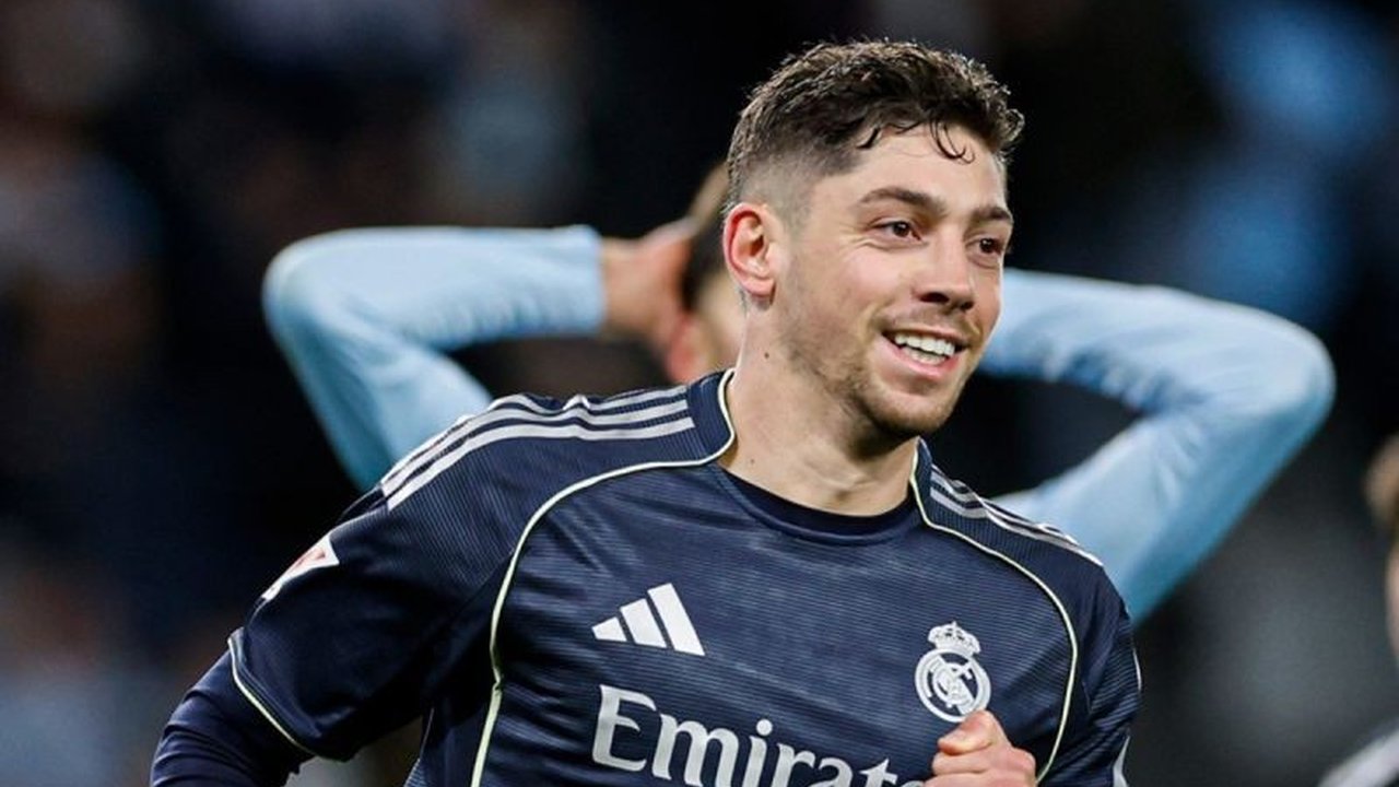 Real Madrid meraih kemenangan dramatis 2-1 atas Celta Vigo di Liga Spanyol, dengan gol penentu Federico Valverde pada menit akhir menjaga persaingan ketat di puncak klasemen.