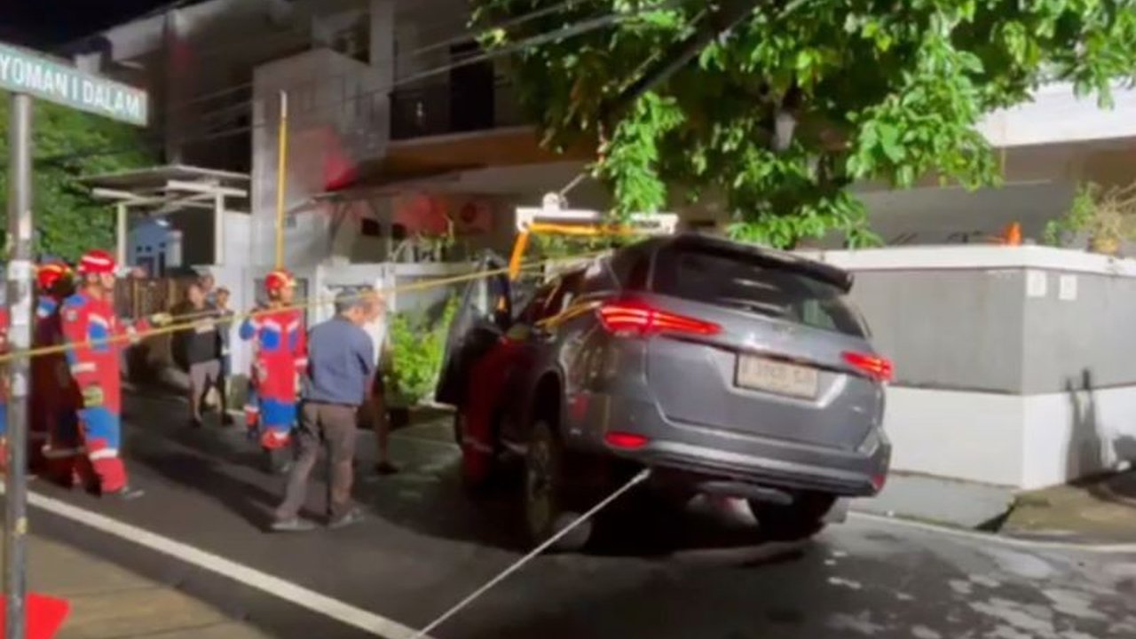 Sebuah mobil terperosok Matraman ke saluran air di Jakarta Timur saat pengemudi pemula belajar nyetir, memicu evakuasi cepat oleh Suku Dinas Penanggulangan Kebakaran dan Penyelamatan (Gulkarmat).