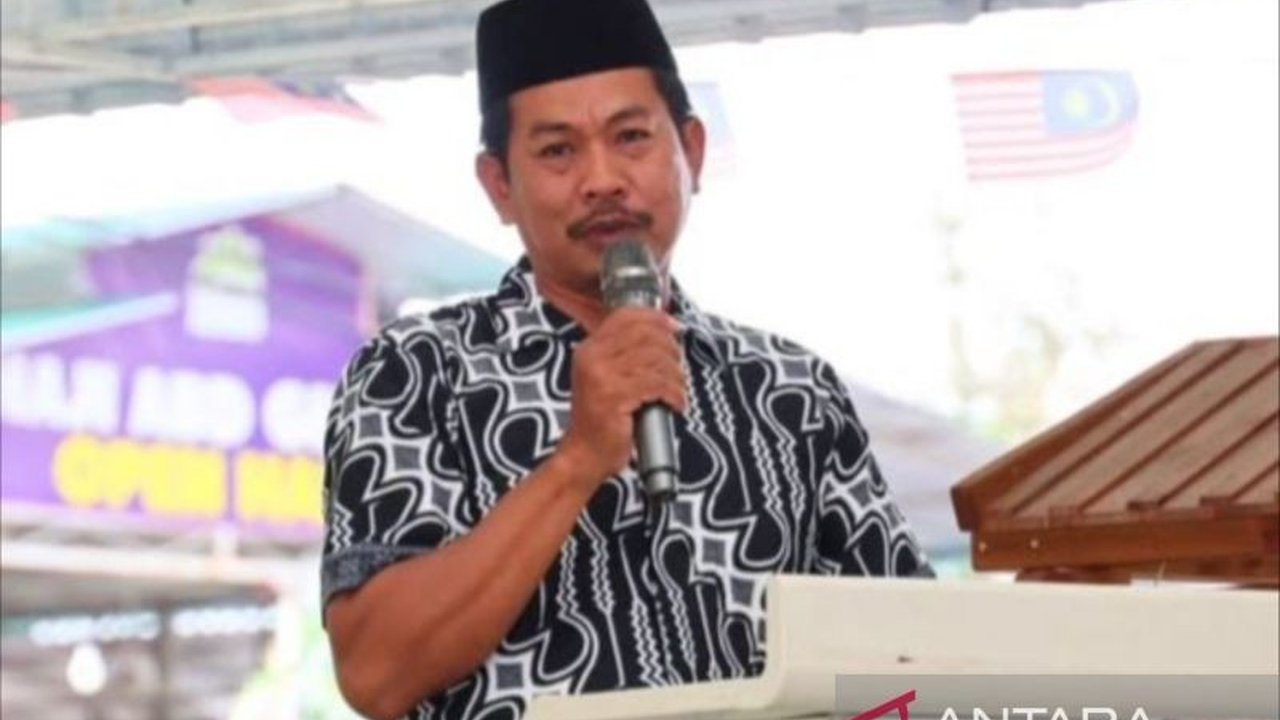 Muhammad Mukhotib, seorang pekerja migran Indonesia asal Demak, menjadi pelopor pendidikan bagi anak-anak migran tak berdokumen di Malaysia, mendirikan sanggar bimbingan yang membuka asa masa depan yang lebih cerah.