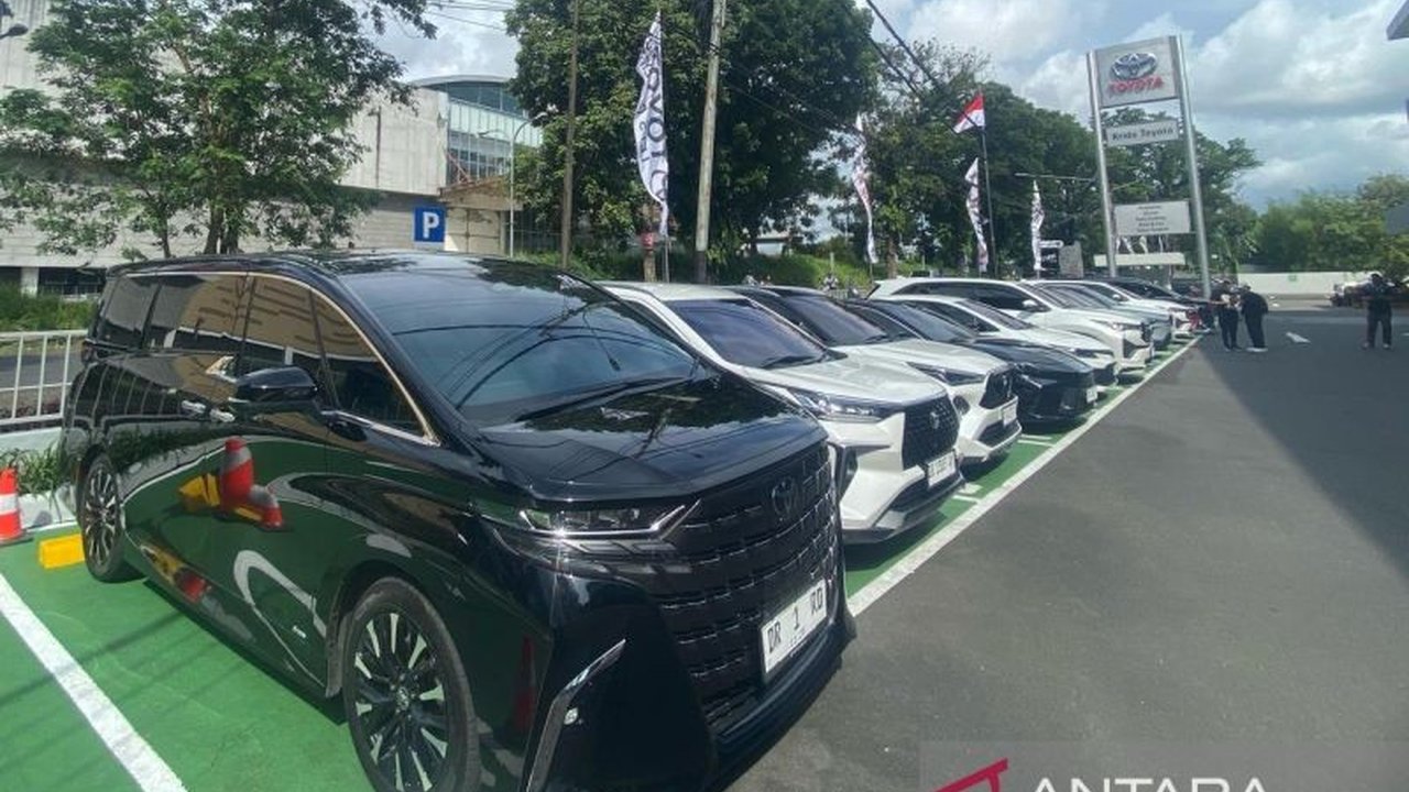 Penutupan Selat Hormuz berpotensi memicu lonjakan harga minyak global, mengancam industri otomotif Indonesia dengan kenaikan biaya produksi dan penurunan daya beli masyarakat.