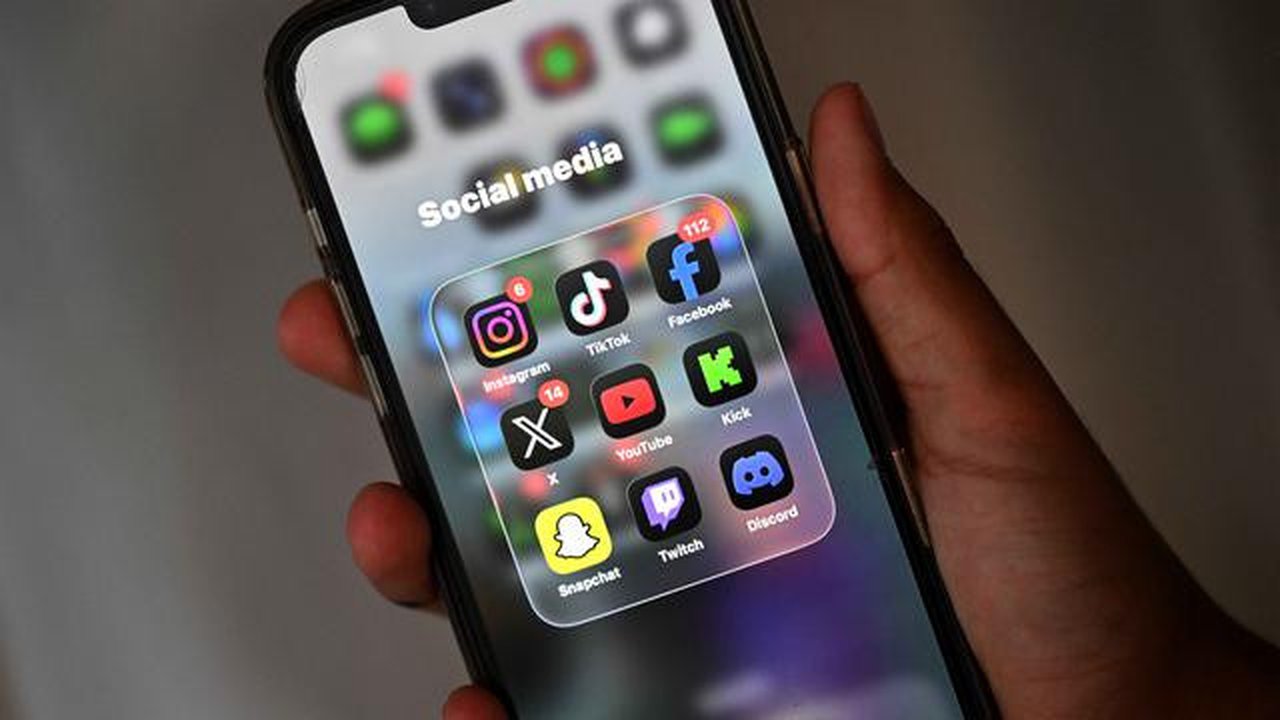 Peraturan ini juga mewajibkan platform media sosial untuk memblokir pengguna di bawah umur atau menghadapi denda yang signifikan. Tampak dalam foto, seorang anak laki-laki berusia 13 tahun be
