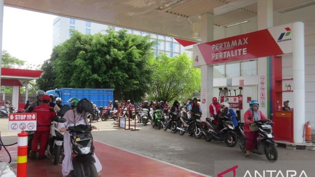 Polres Jember mengambil tindakan tegas terhadap pelaku penimbunan BBM yang merugikan masyarakat, sekaligus memastikan stok bahan bakar di Jember tetap aman dan cukup untuk memenuhi kebutuhan.