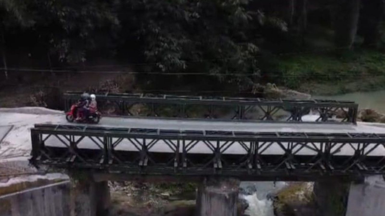TNI AD melalui Kodim 0207/Simalungun telah merampungkan pembangunan jembatan modular di Tanah Jawa, Simalungun, Sumatera Utara, mempermudah akses warga dan mendorong pertumbuhan ekonomi.
