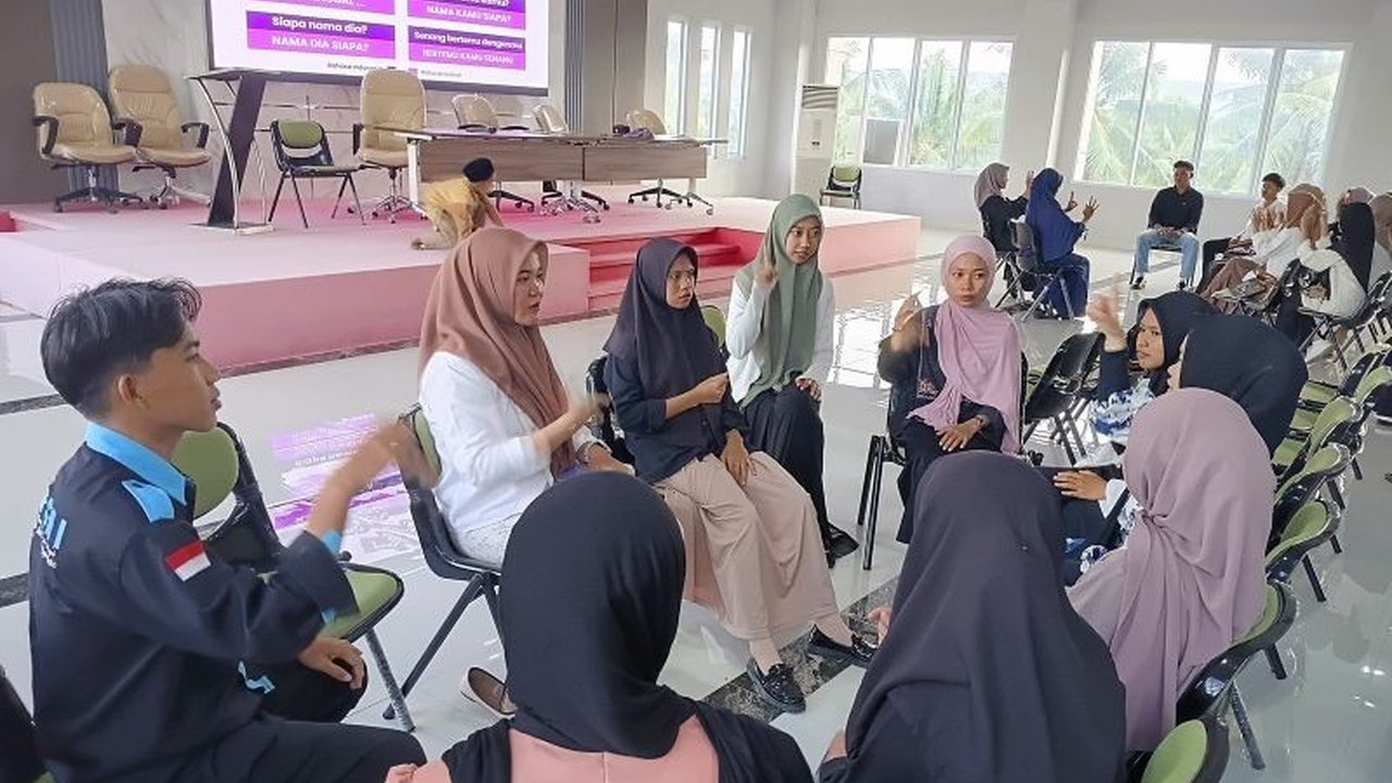 Mahasiswa IAIN Gorontalo Dalami Bahasa Isyarat bersama GERKATIN dan Komunitas Rangkul Asa, membekali calon pendidik madrasah dengan keterampilan inklusif. Simak selengkapnya!