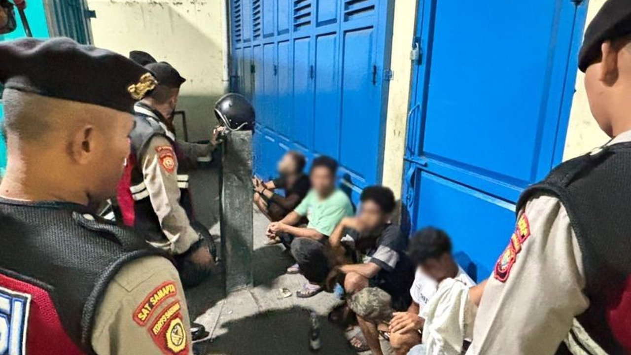 Polres Ternate amankan sekelompok pemuda yang kedapatan konsumsi miras ilegal dan membuat keributan di Kota Baru. Penertiban ini dilakukan demi menjaga ketertiban, terutama di Bulan Ramadan.