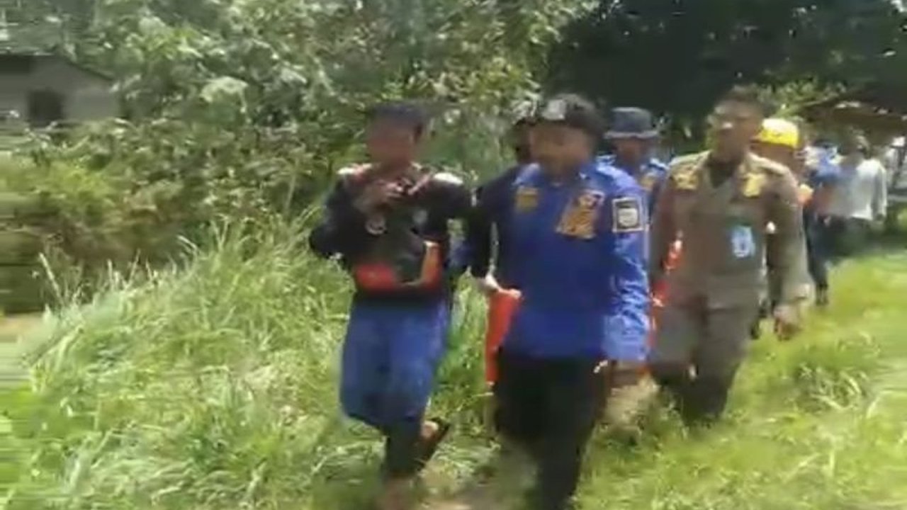 Tim SAR gabungan berhasil mengevakuasi Diki Cahyana, bocah 9 tahun yang hanyut akibat banjir Lampung Selatan, ditemukan meninggal dunia di aliran sungai, memicu keprihatinan dan imbauan kewaspadaan.