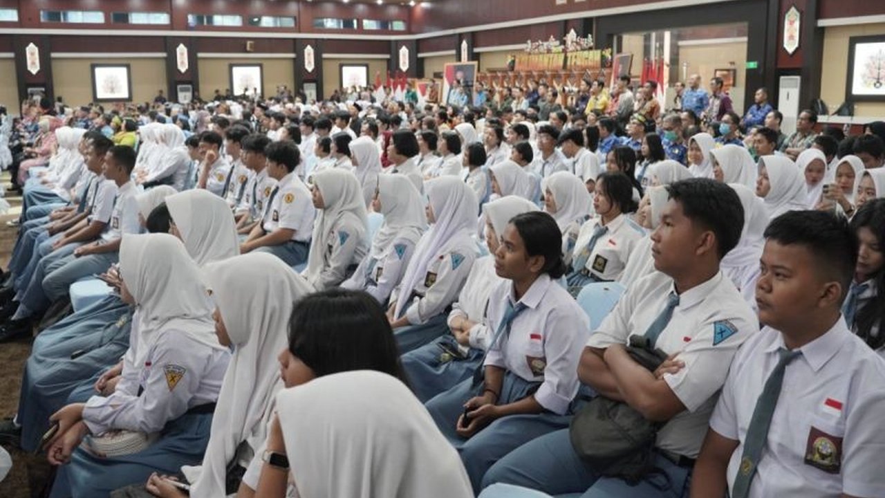 Pemerintah Provinsi Kalimantan Tengah (Kalteng) mengeluarkan surat edaran untuk mengatur pemanfaatan gawai di lingkungan sekolah. Kebijakan ini bertujuan agar penggunaan gawai di sekolah Kalteng lebih bijak dan sesuai aturan, sekaligus mencegah dampak neg