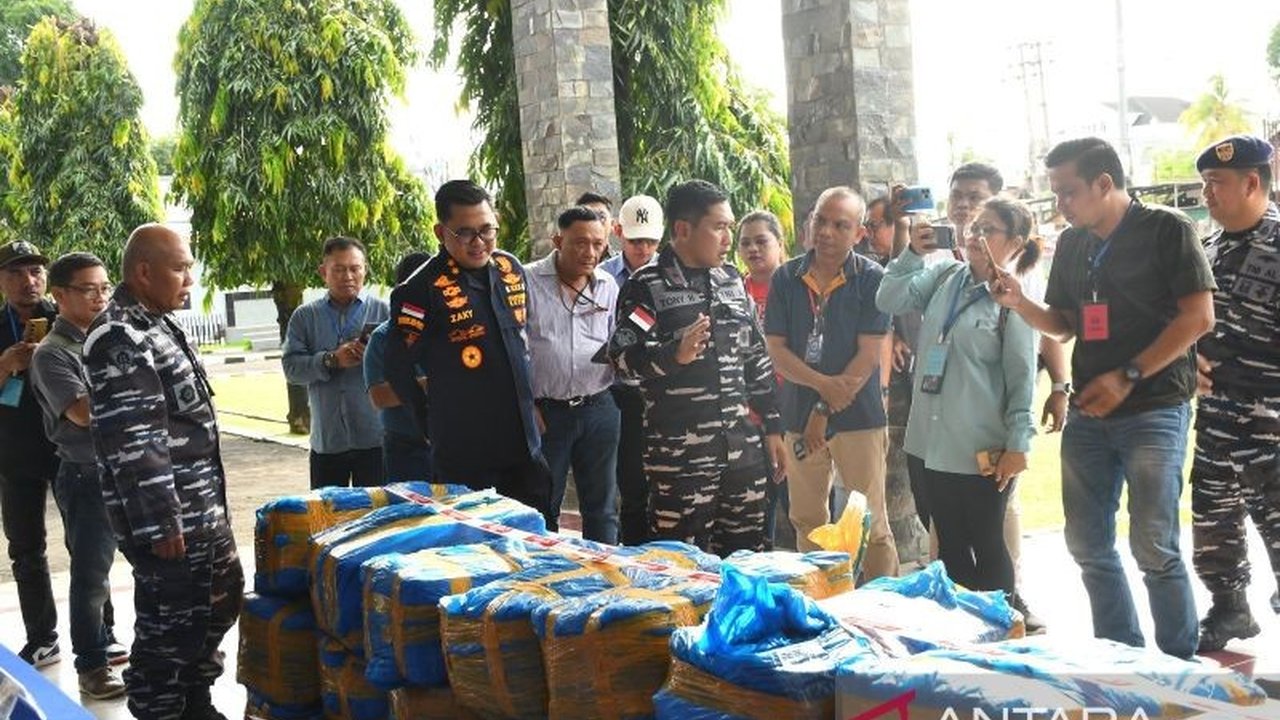 Tim Quick Response TNI AL berhasil gagalkan penyelundupan 1,4 ton sianida dari Filipina di Pelabuhan Ferry ASDP Bitung, Sulawesi Utara, mengungkap modus operandi berbahaya dan komitmen menjaga keamanan maritim.