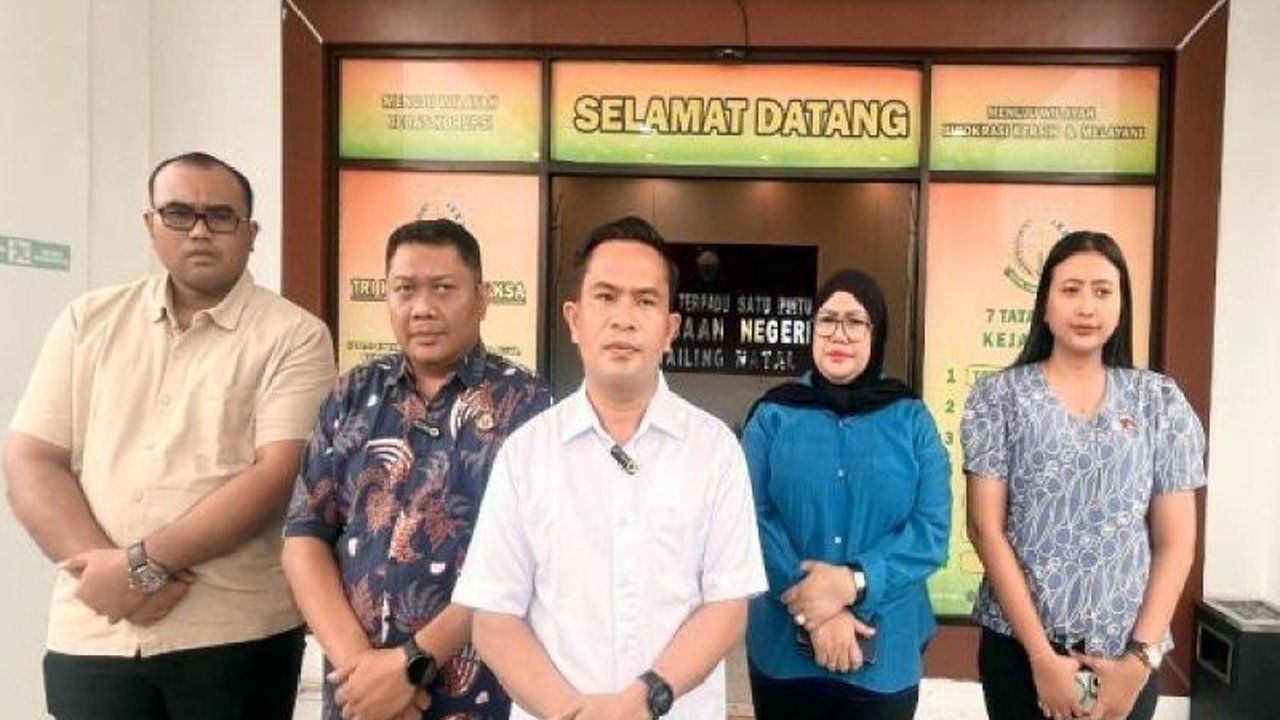 Kejaksaan Negeri Mandailing Natal (Kejari Madina) menetapkan Direktur Utama PT ISN sebagai tersangka dalam dugaan korupsi program Smart Village Madina, yang merugikan negara Rp1,7 miliar. Simak selengkapnya!