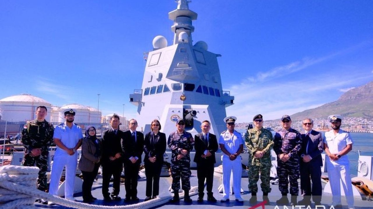 KRI Prabu Siliwangi-321 menggelar port visit di Afrika Selatan dalam perjalanan pulang dari Italia, bertujuan mempererat hubungan bilateral TNI AL dan Angkatan Laut Afrika Selatan.