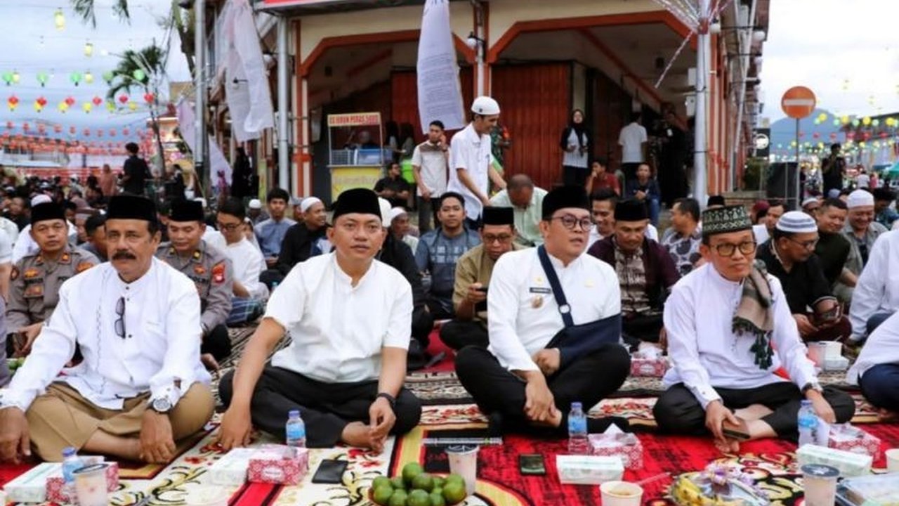 Ribuan warga dari berbagai latar belakang agama di Singkawang, Kalimantan Barat, berkumpul dalam buka puasa bersama akbar. Kegiatan ini menjadi wujud nyata kuatnya Toleransi Singkawang dan semangat persaudaraan yang patut dicontoh.