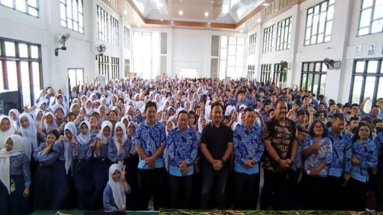 Densus 88 Antiteror berkolaborasi dengan SMPN 1 Muara Teweh mengadakan sosialisasi bahaya radikalisme, intoleransi, dan dampak negatif media sosial untuk membentengi generasi muda serta meningkatkan kewaspadaan pelajar.