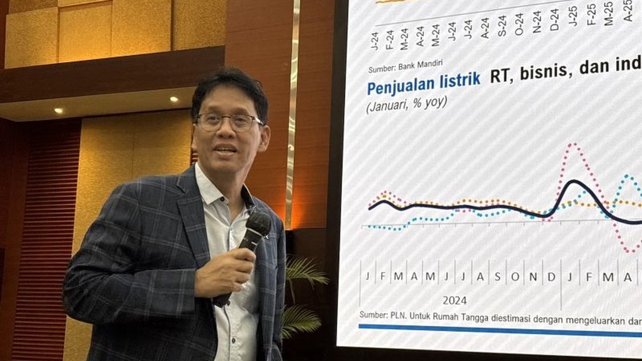 Menteri Keuangan Purbaya Yudhi Sadewa mengisyaratkan kenaikan harga BBM Subsidi jika gejolak harga minyak dunia terus menekan Anggaran Pendapatan dan Belanja Negara (APBN), memicu pertanyaan tentang stabilitas fiskal.