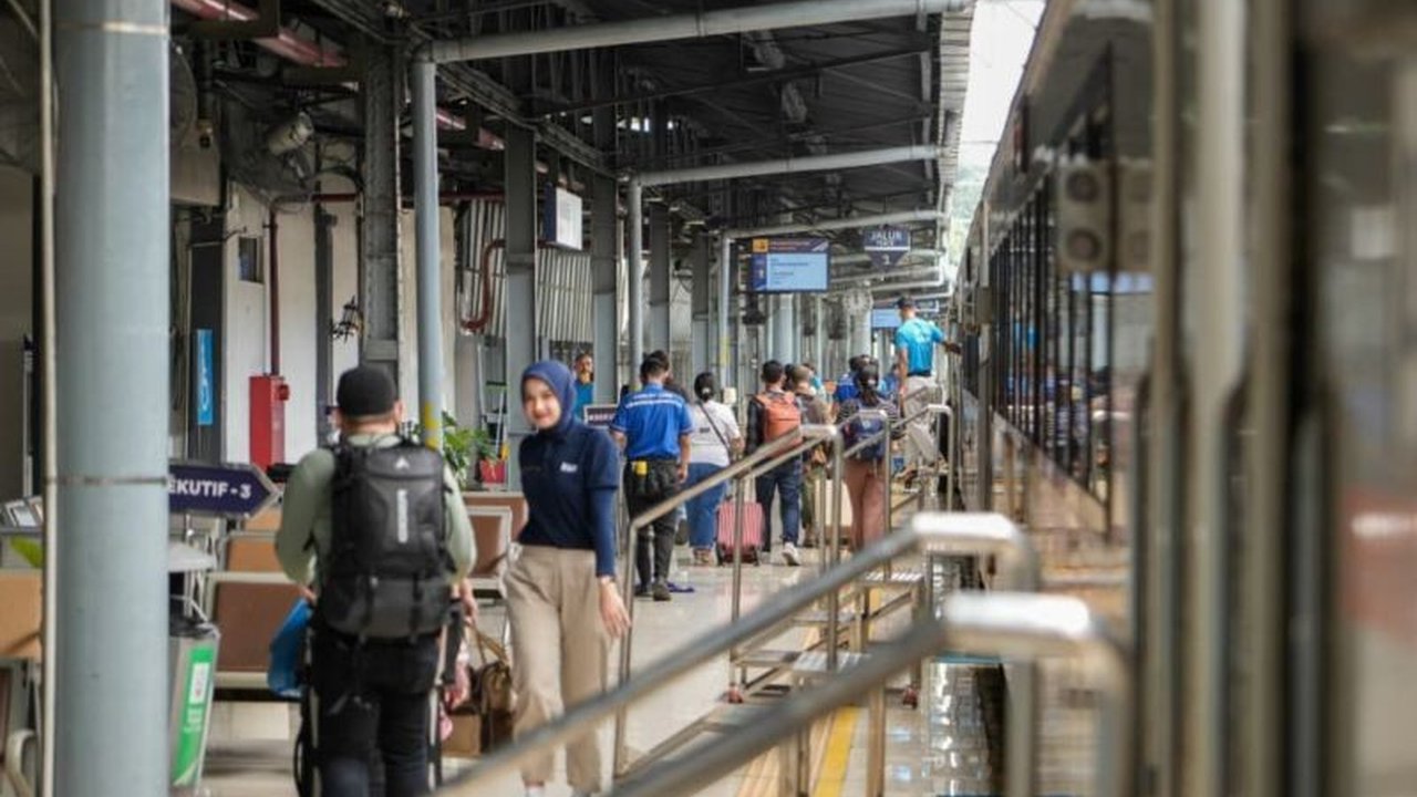 Minat masyarakat untuk mudik Lebaran 2026 menggunakan kereta api sangat tinggi, terutama pada periode pra-Lebaran. Sebanyak 617.752 tiket kereta Lebaran 2026 telah terjual, dengan beberapa tanggal favorit sudah mendekati penuh.