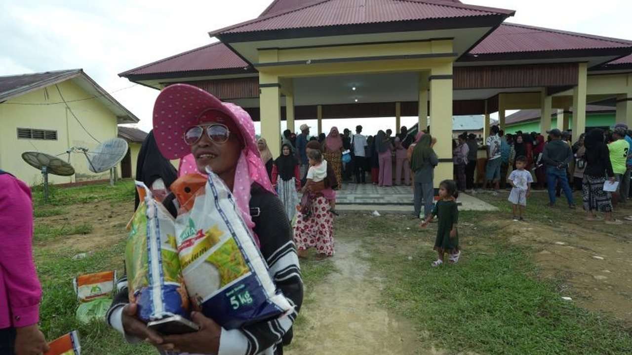 Antusiasme warga Desa Wairoro Indah, Halmahera Tengah, mengubah Gerakan Pangan Murah menjadi program pangan gratis. Ribuan paket sembako dibagikan jelang Ramadhan.