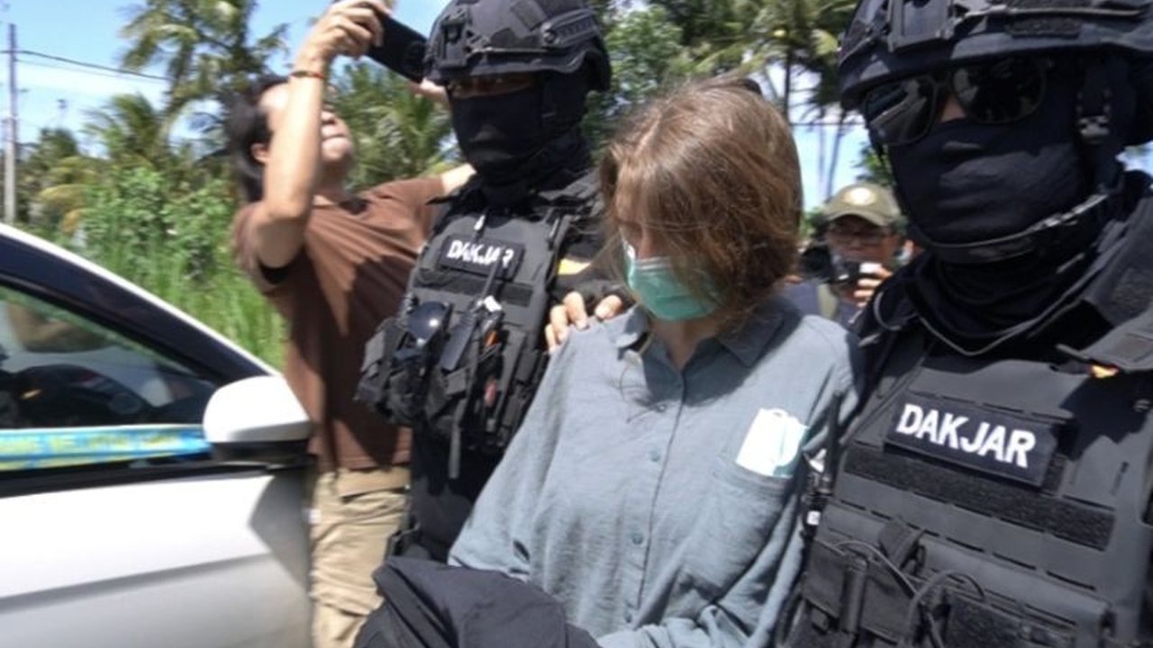 BNN berhasil bongkar sindikat lab narkoba mephedrone jaringan Rusia di Gianyar, Bali, mengamankan dua WNA Rusia yang terlibat dalam produksi dan distribusi narkotika jenis party drug ini, mengungkap jaringan internasional yang rapi.