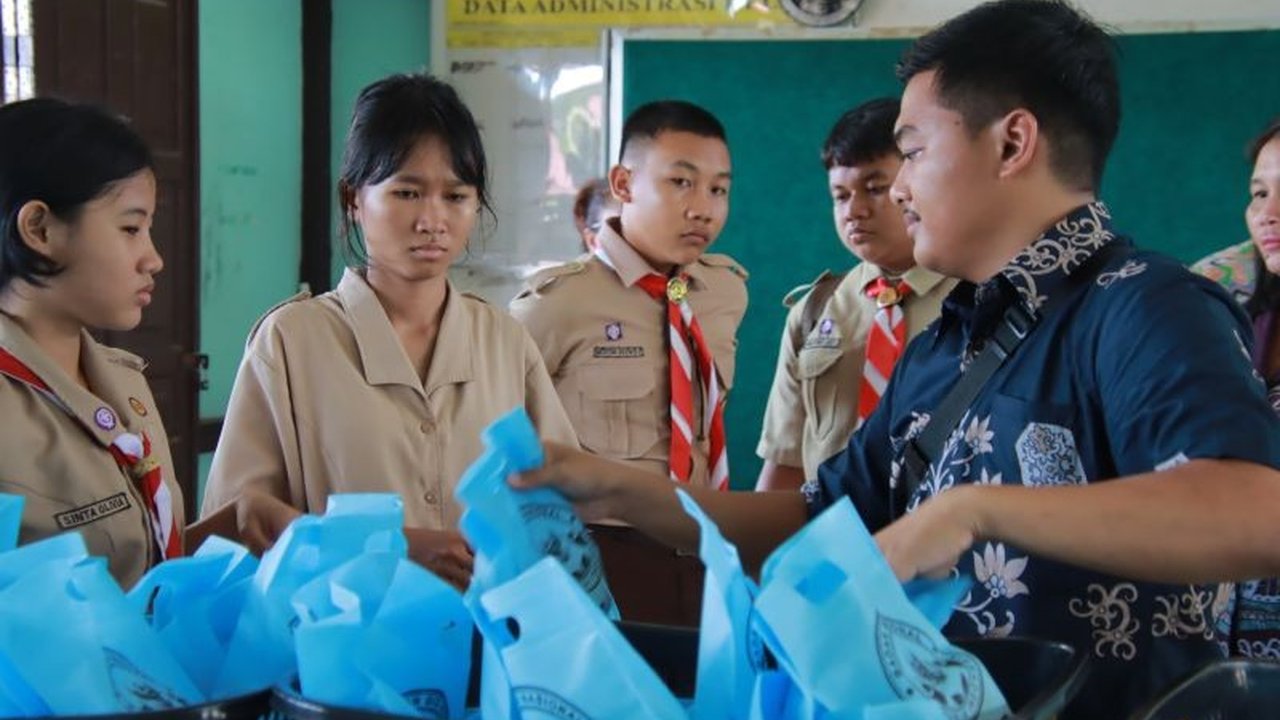 Pemerintah Kabupaten Bengkayang meluncurkan program Makan Bergizi Gratis Bengkayang di wilayah perbatasan Indonesia-Malaysia, memastikan akses gizi optimal bagi generasi muda.