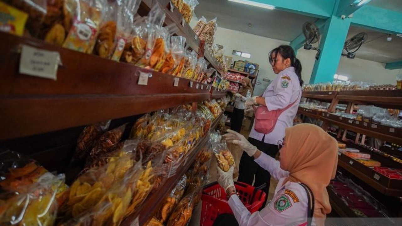 Dinas Kesehatan (Dinkes) Kota Tangerang menerjunkan tim khusus untuk mengawasi produk makanan, memastikan higiene dan sanitasi terjaga, terutama menjelang Lebaran dan Ramadhan, demi keamanan pangan masyarakat.
