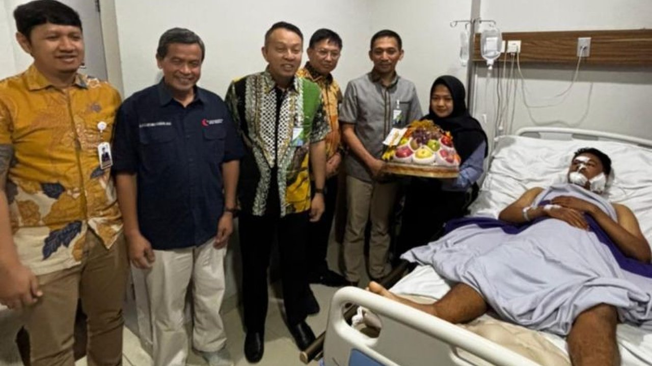 BPJS Ketenagakerjaan Jamin Perawatan medis dan santunan bagi pekerja yang mengalami kecelakaan kerja, memastikan perlindungan optimal dan ketenangan bagi peserta serta keluarga.