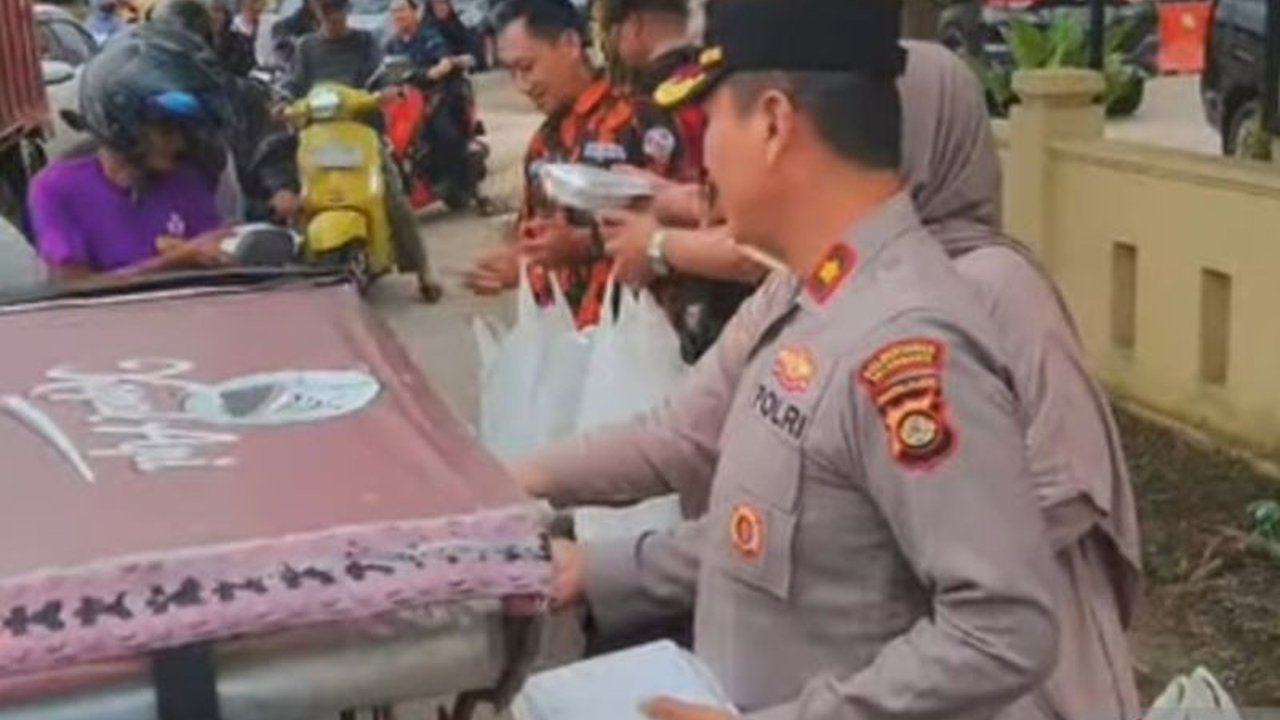 Polrestabes Palembang kembali hadir di tengah masyarakat dengan membagikan 100 paket takjil Ramadhan 1447 H. Simak bagaimana kegiatan ini mempererat hubungan Polri dan warga.