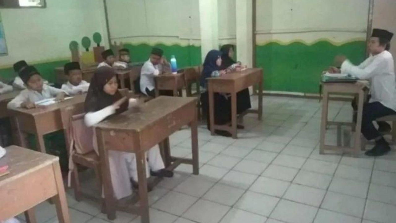 Pemerintah Kabupaten Lebak salurkan Dana Insentif Guru Madrasah Lebak dan pimpinan ponpes kepada 7.025 penerima. Bantuan ini cair jelang Lebaran 2026, diharapkan bantu penuhi kebutuhan.