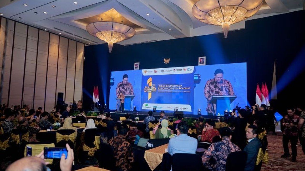Menteri Koordinator Bidang Perekonomian Airlangga Hartarto mengungkapkan kebanggaannya atas lonjakan nasabah Bullion Bank Indonesia, menandakan tingginya minat investasi emas di tengah ketidakpastian ekonomi global.