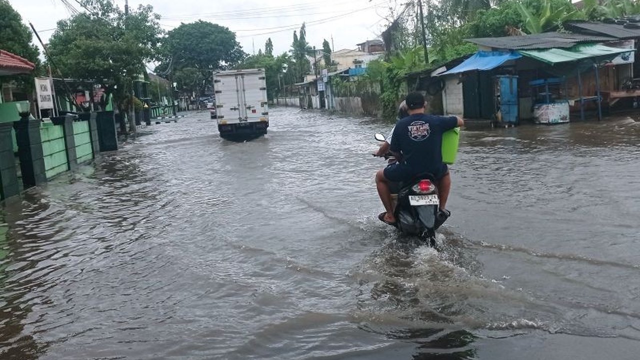 Hujan deras selama empat jam pada Sabtu menyebabkan sejumlah ruas jalan di Rangkasbitung tergenang banjir, menghambat aktivitas warga dan pengendara serta menyoroti masalah drainase.