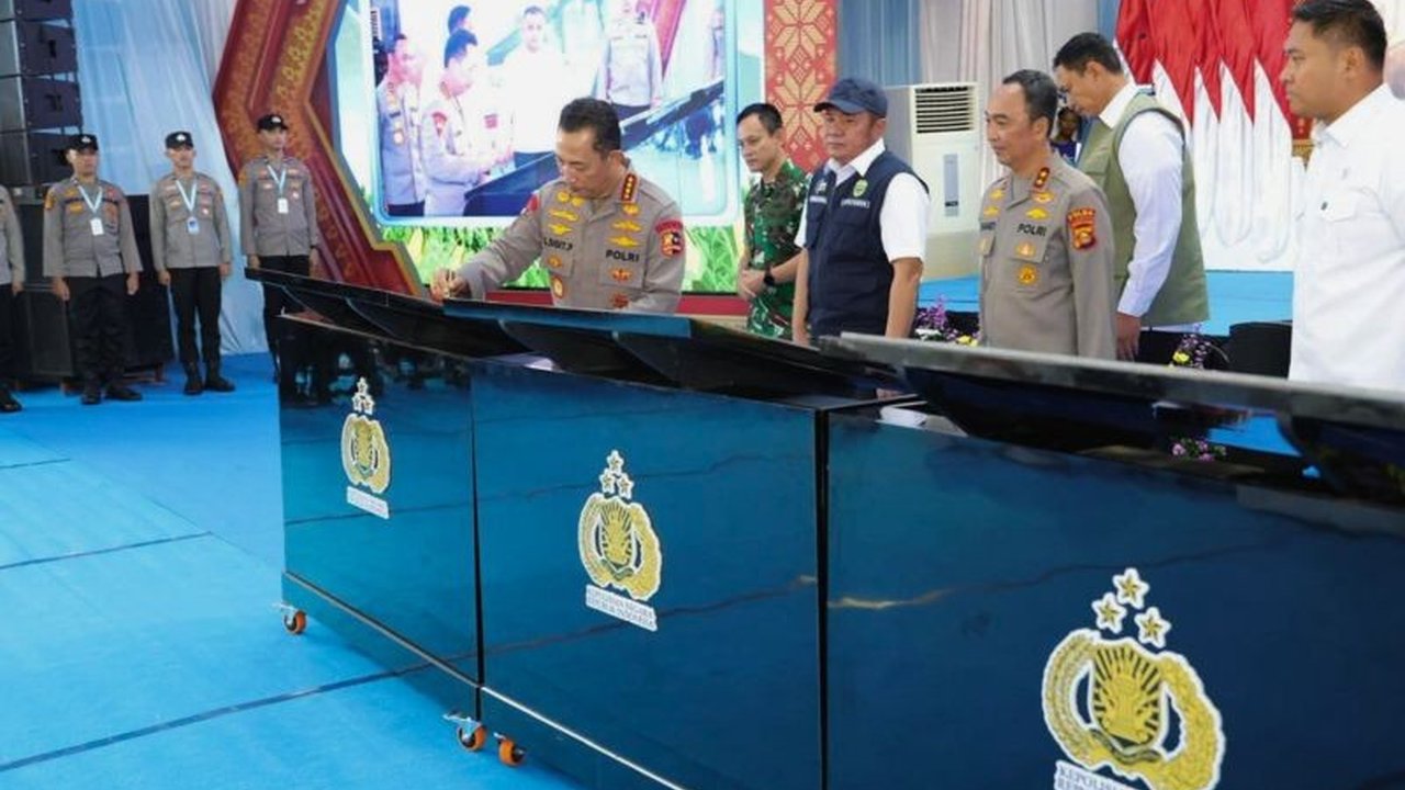 Kapolri Jenderal Polisi Listyo Sigit Prabowo meresmikan 57 Jembatan Merah Putih Presisi di Ogan Ilir, Sumatera Selatan, untuk mempermudah akses warga dan mendorong pertumbuhan ekonomi lokal.