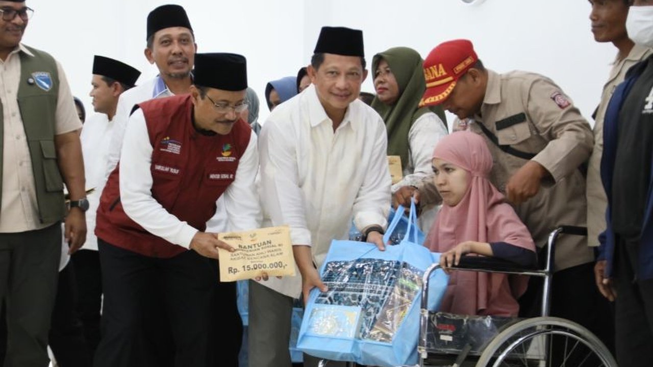 Menteri Dalam Negeri (Mendagri) Tito Karnavian menyerahkan berbagai jenis bantuan untuk korban bencana hidrometeorologi di Pidie Jaya, sekaligus mengapresiasi progres pemulihan daerah tersebut.