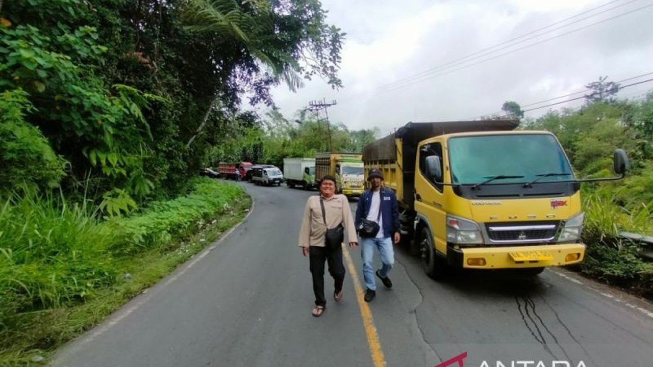 Dinas Perhubungan Rejang Lebong meminta pemudik meningkatkan kewaspadaan terhadap jalur rawan longsor Rejang Lebong dan penyempitan jalan, terutama di lintas Curup-Lubuklinggau, demi kelancaran mudik Lebaran.