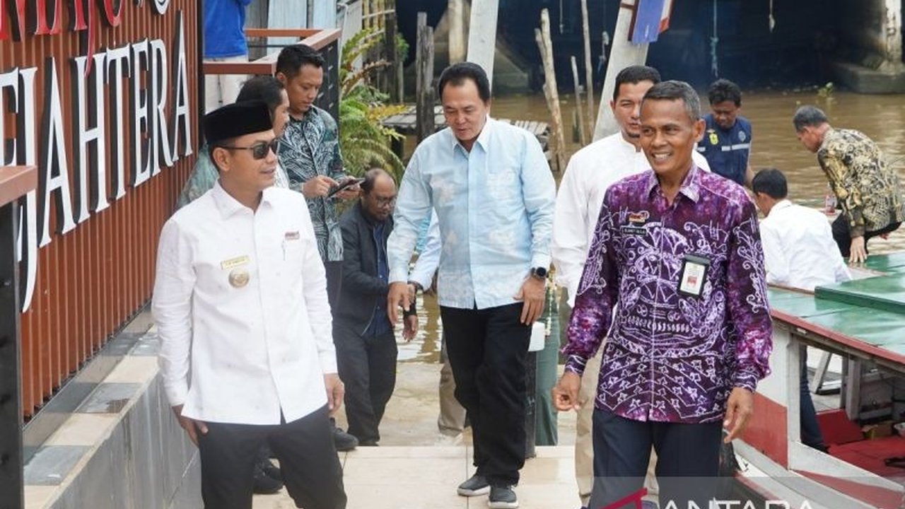 Pemerintah Kota Banjarmasin meluncurkan program transportasi terintegrasi di kawasan Kota Lama, menghubungkan darat dan sungai demi efisiensi perjalanan serta peningkatan pariwisata. Inisiatif ini memanfaatkan karakter kota seribu sungai untuk memperkuat.