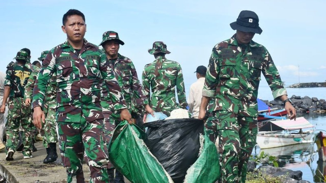Personel Kodam XIII/Merdeka bersama masyarakat bahu-membahu dalam kegiatan bersih-bersih pesisir Teluk Manado, menunjukkan komitmen menjaga kebersihan lingkungan dan mendukung Gerakan Nasional Indonesia ASRI.